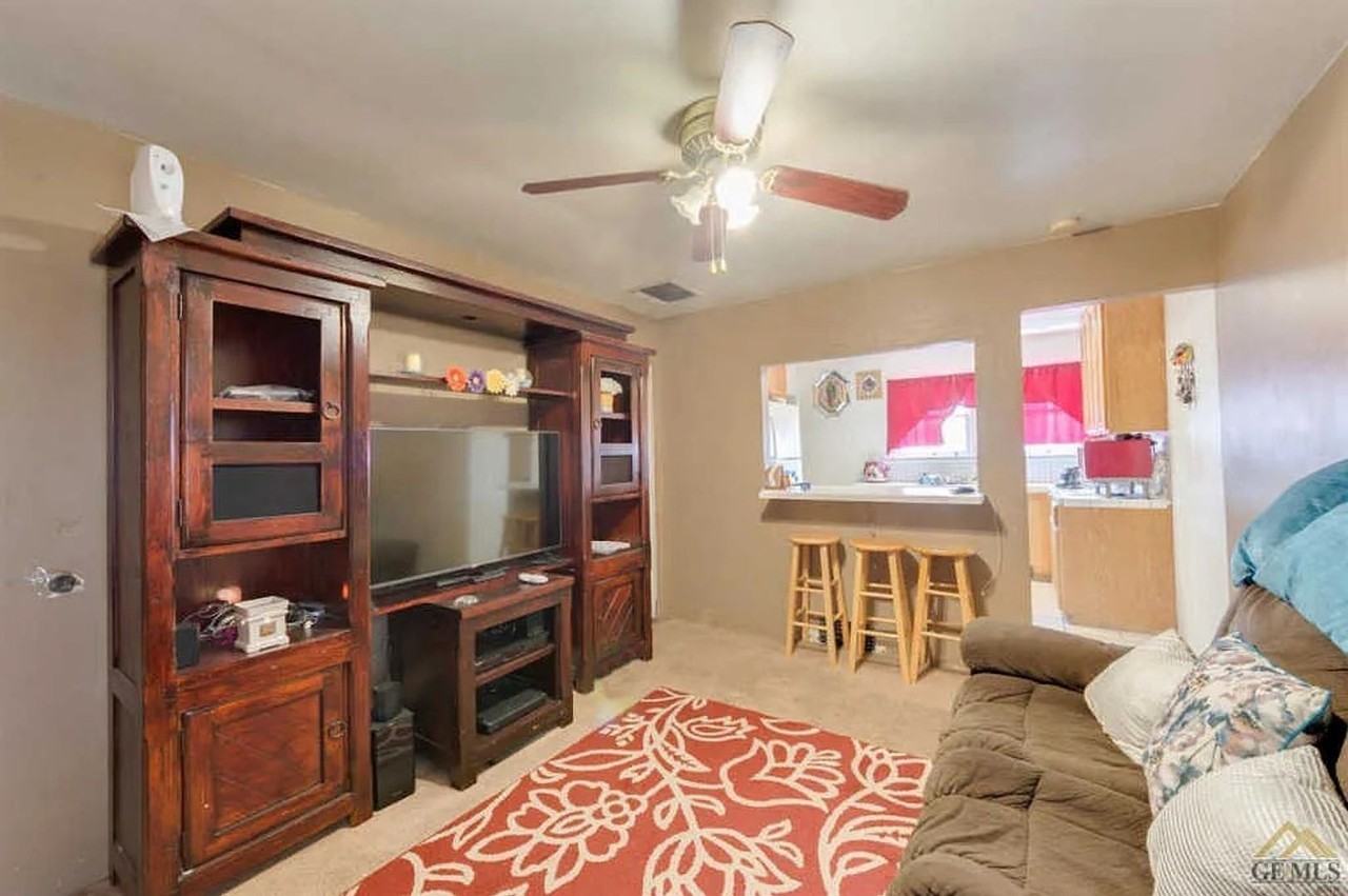 300 San Emidio St - Photo 2 of 10