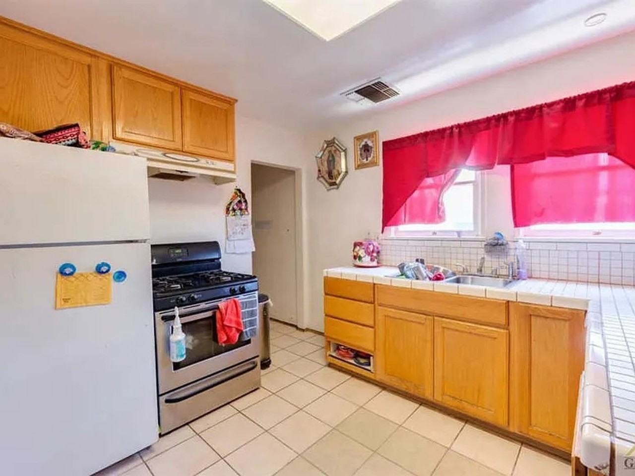 300 San Emidio St - Photo 3 of 10