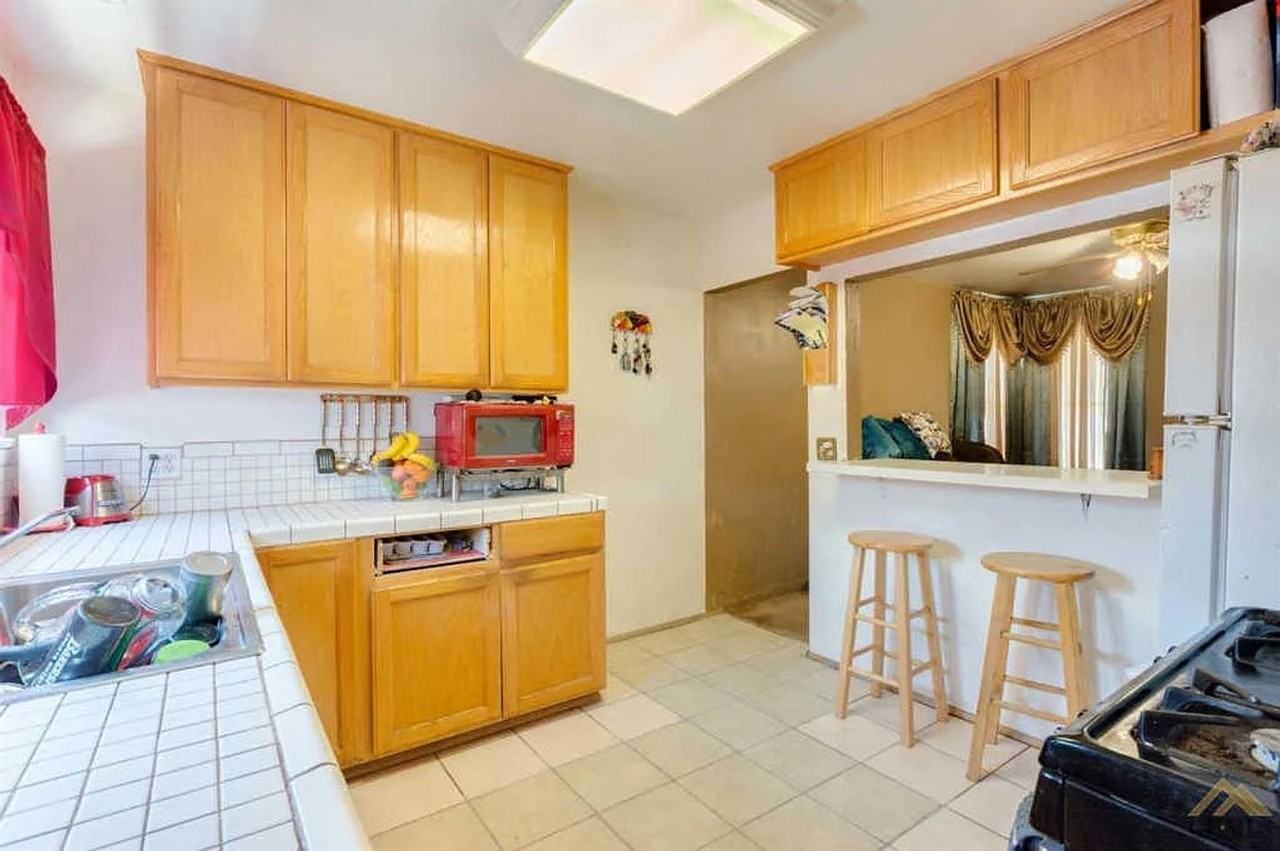 300 San Emidio St - Photo 4 of 10
