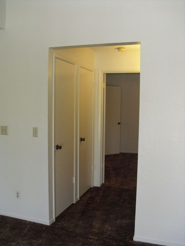 VINTAGE II APTS - Photo 2 of 3