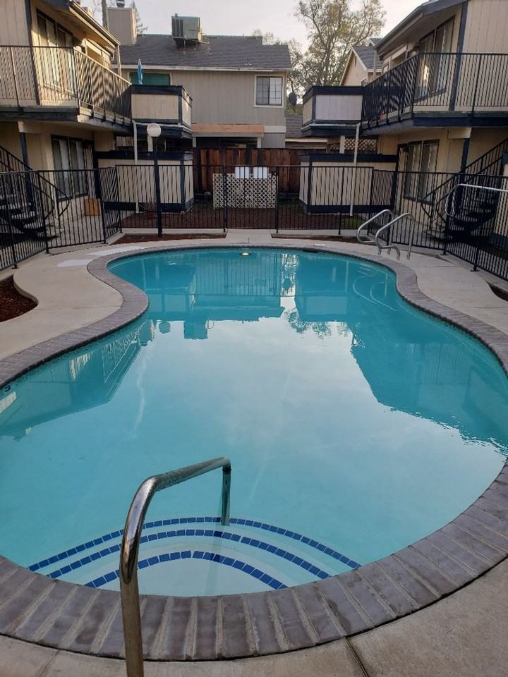VINTAGE II APTS - Photo 3 of 3