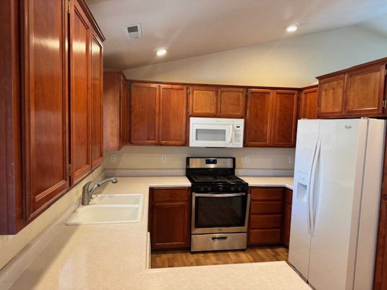 1919 Green Valley Way - Photo 3 of 28