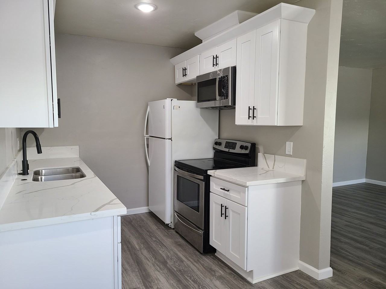 1421 Eagle Vista Dr #8 - Photo 3 of 19