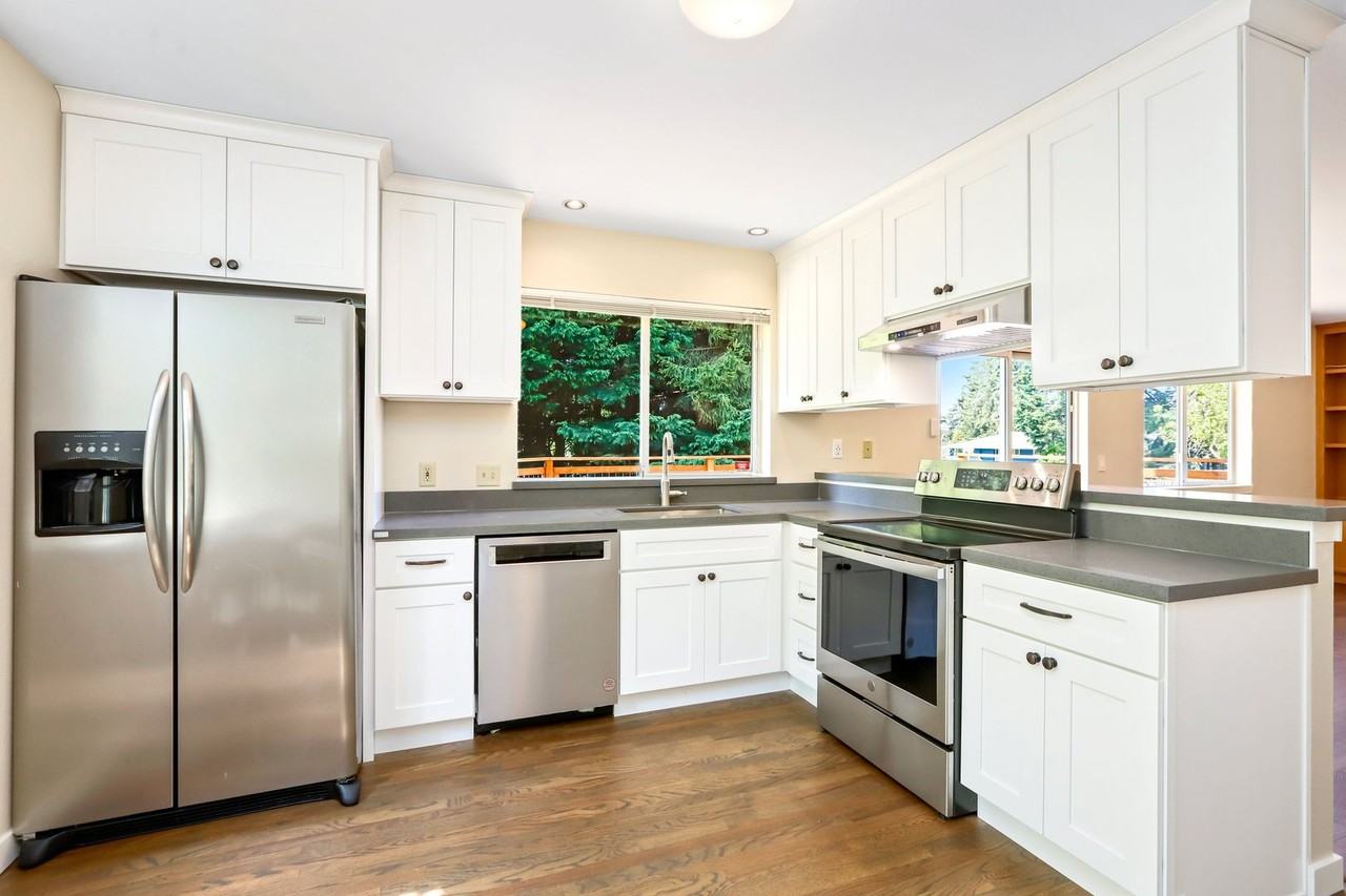 2535 Jones Ave Ne - Photo 5 of 43