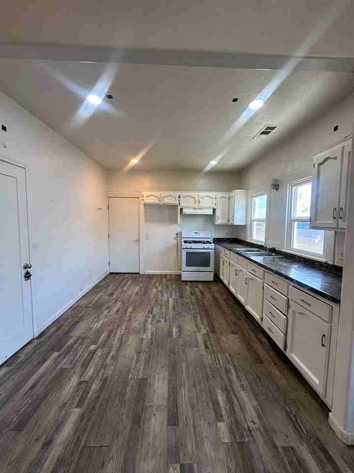 1004 Hall Ave - Photo 3 of 6