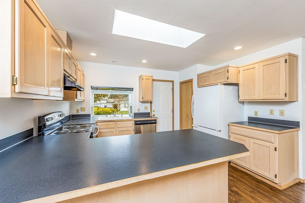 1106 Avenue B - Photo 2 of 28