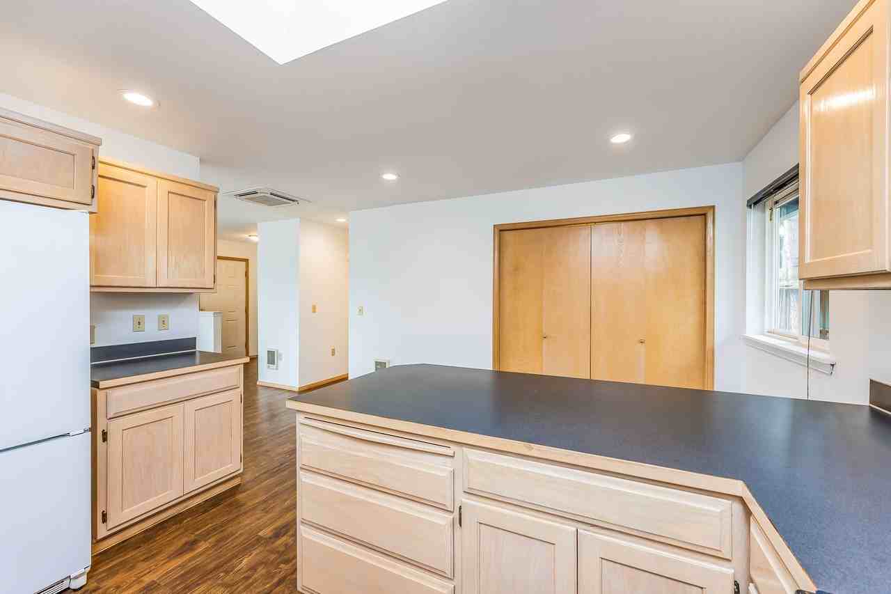 1106 Avenue B - Photo 3 of 28