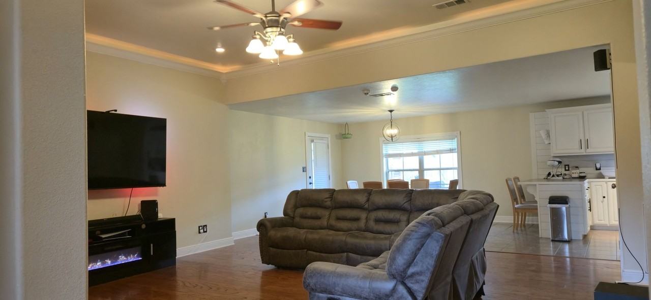 113 W Tyler Ln - Photo 3 of 32