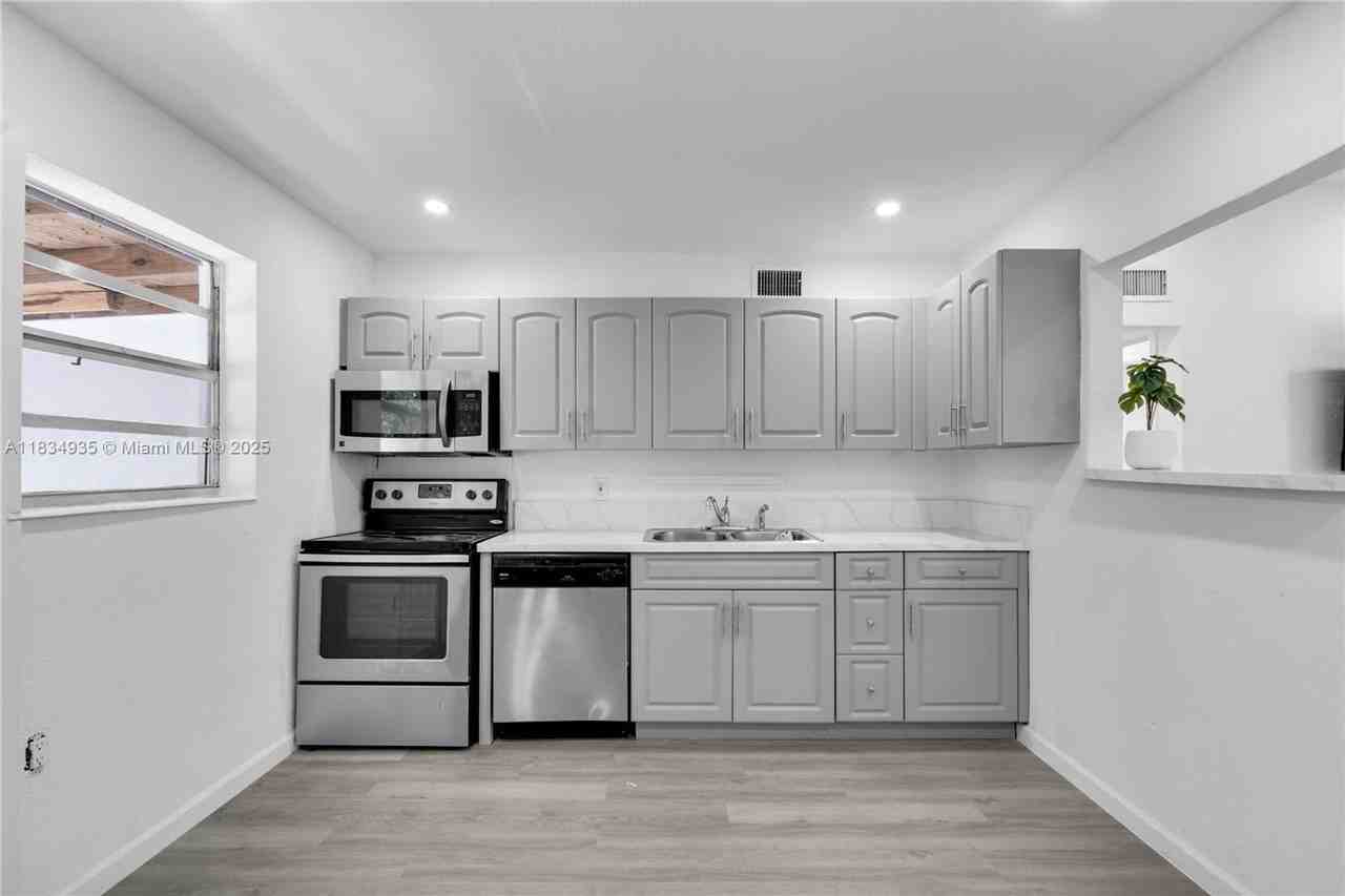 3494 Sw 56th Ave - Photo 2 of 19