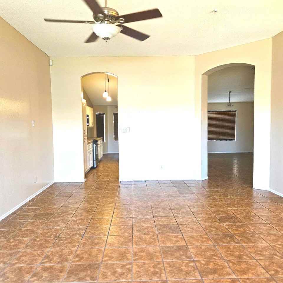 1325 S 28th Dr - Photo 4 of 31