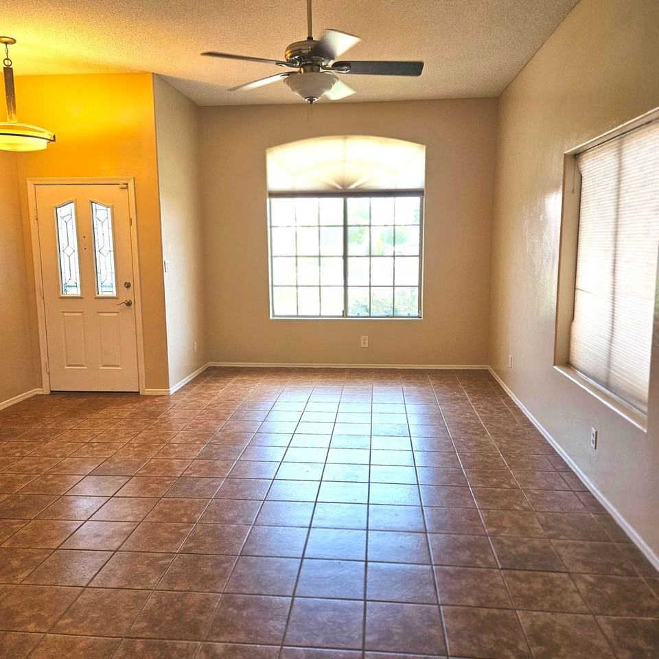 1325 S 28th Dr - Photo 5 of 31