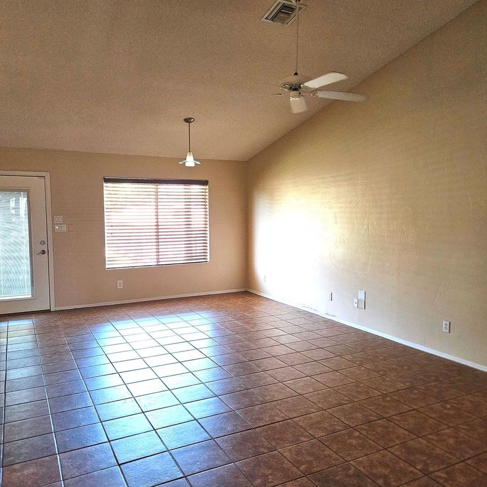 1325 S 28th Dr - Photo 6 of 31