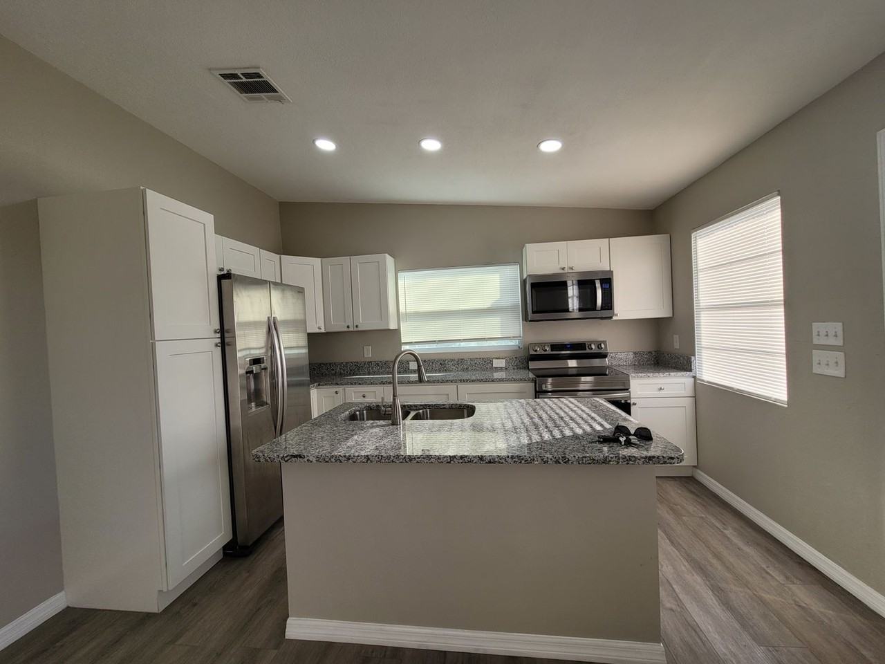 5453 Avenue E - Photo 3 of 22