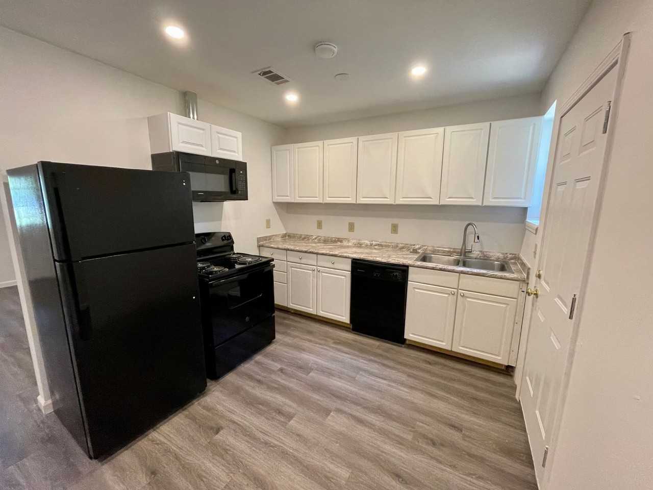 208 Parkway St E - Photo 3 of 10