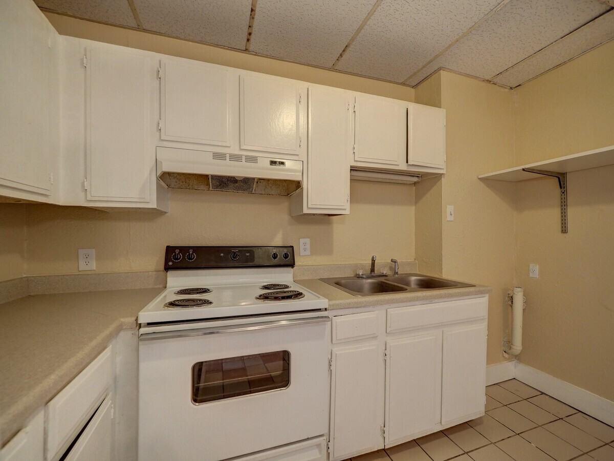 101 South Commonsway Drive - Photo 3 of 12