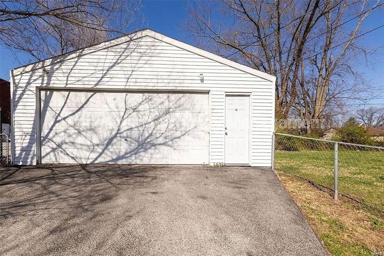 10051 Royal Dr - Photo 2 of 15