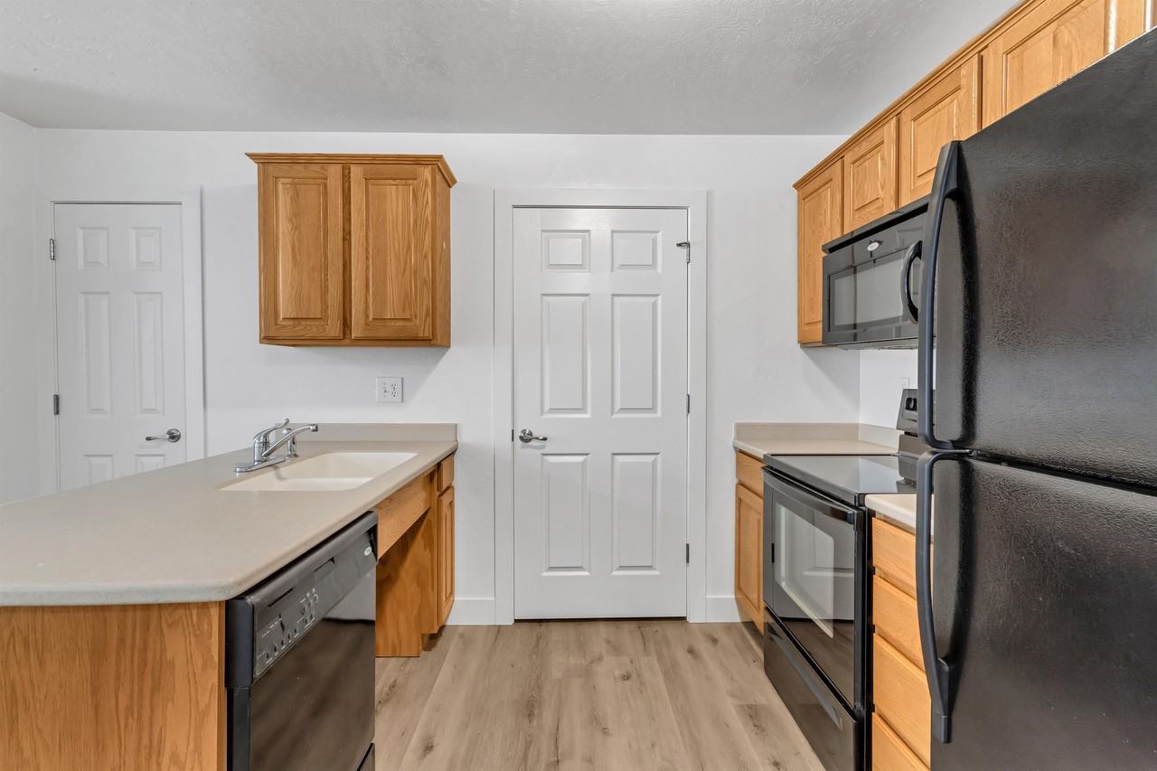 580 Center Street #15 - Photo 5 of 19