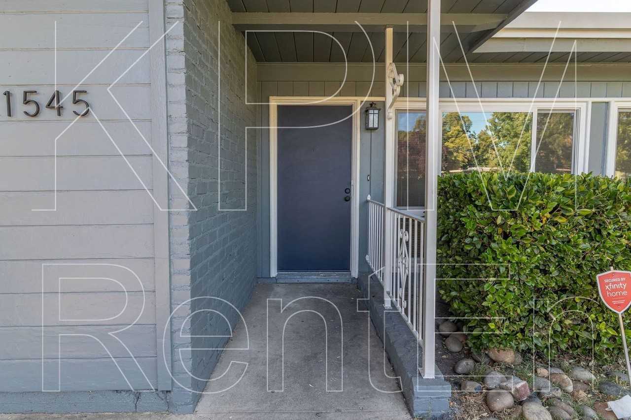 1545 Douglas Rd - Photo 2 of 25