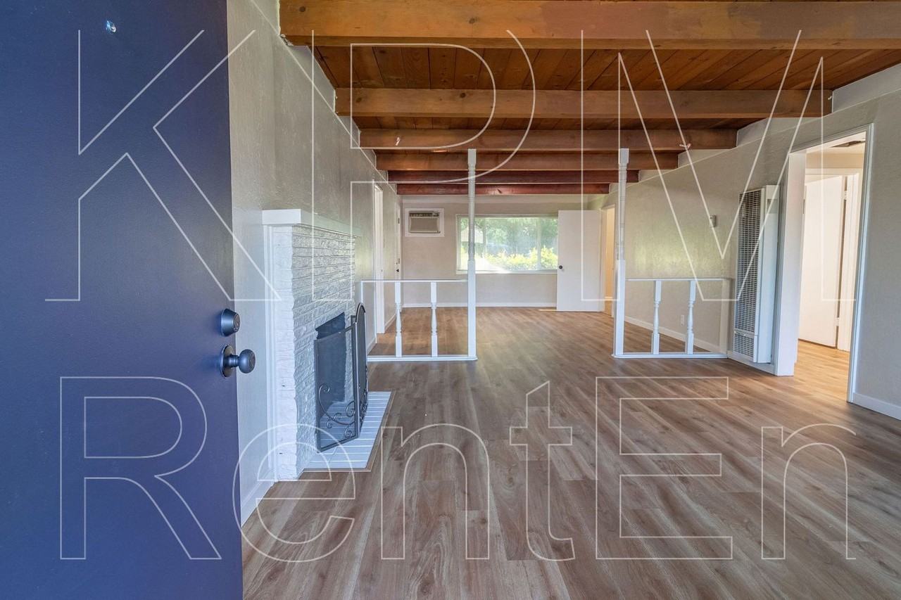 1545 Douglas Rd - Photo 3 of 25