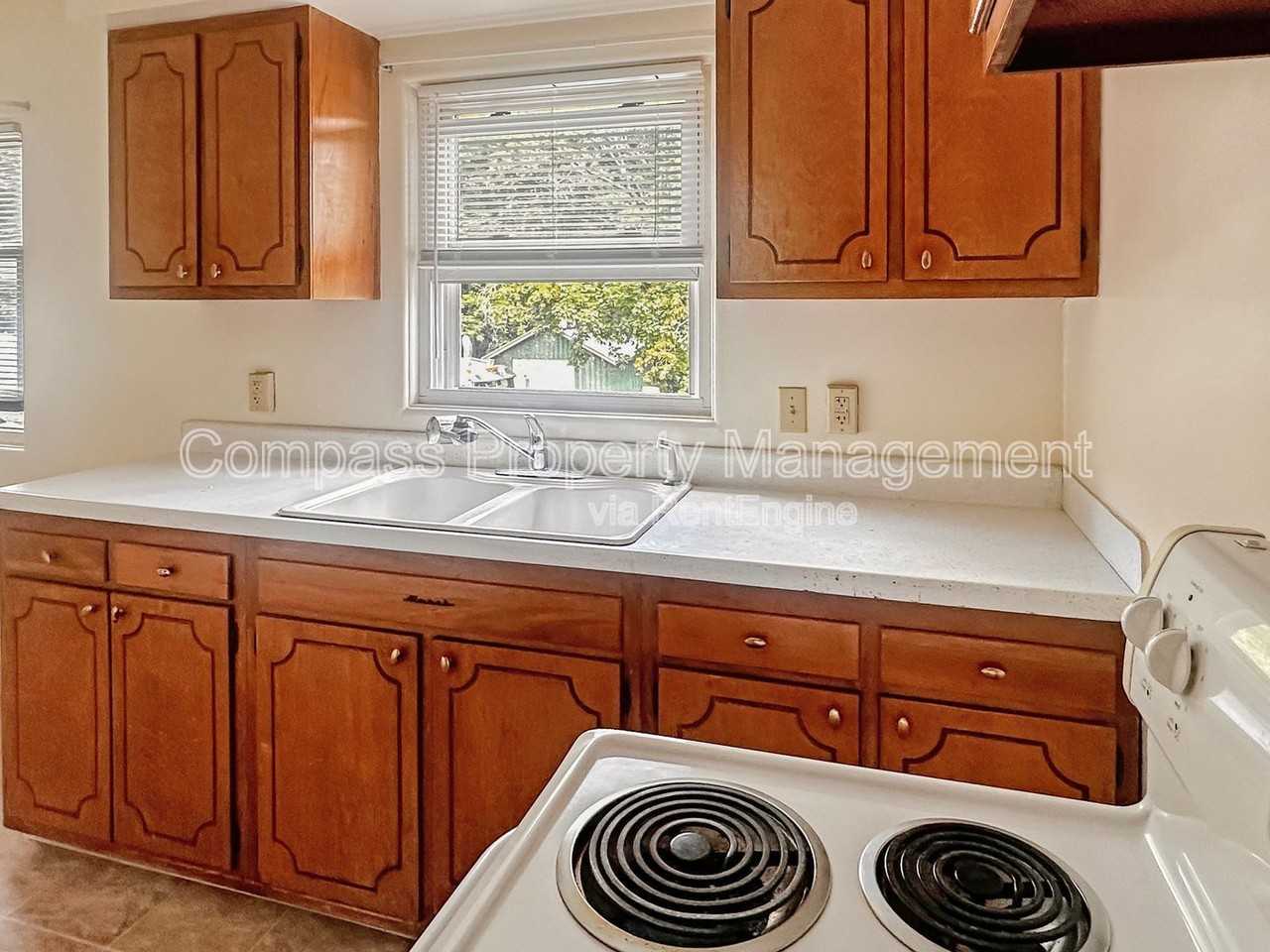 12 Ridgewood St - Photo 3 of 10