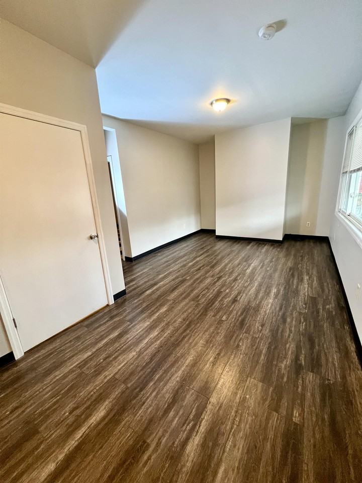1127 Main St #1 - Photo 5 of 12