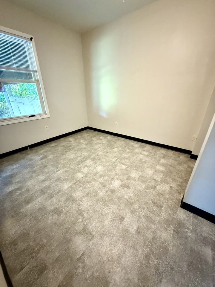 1127 Main St #1 - Photo 4 of 12
