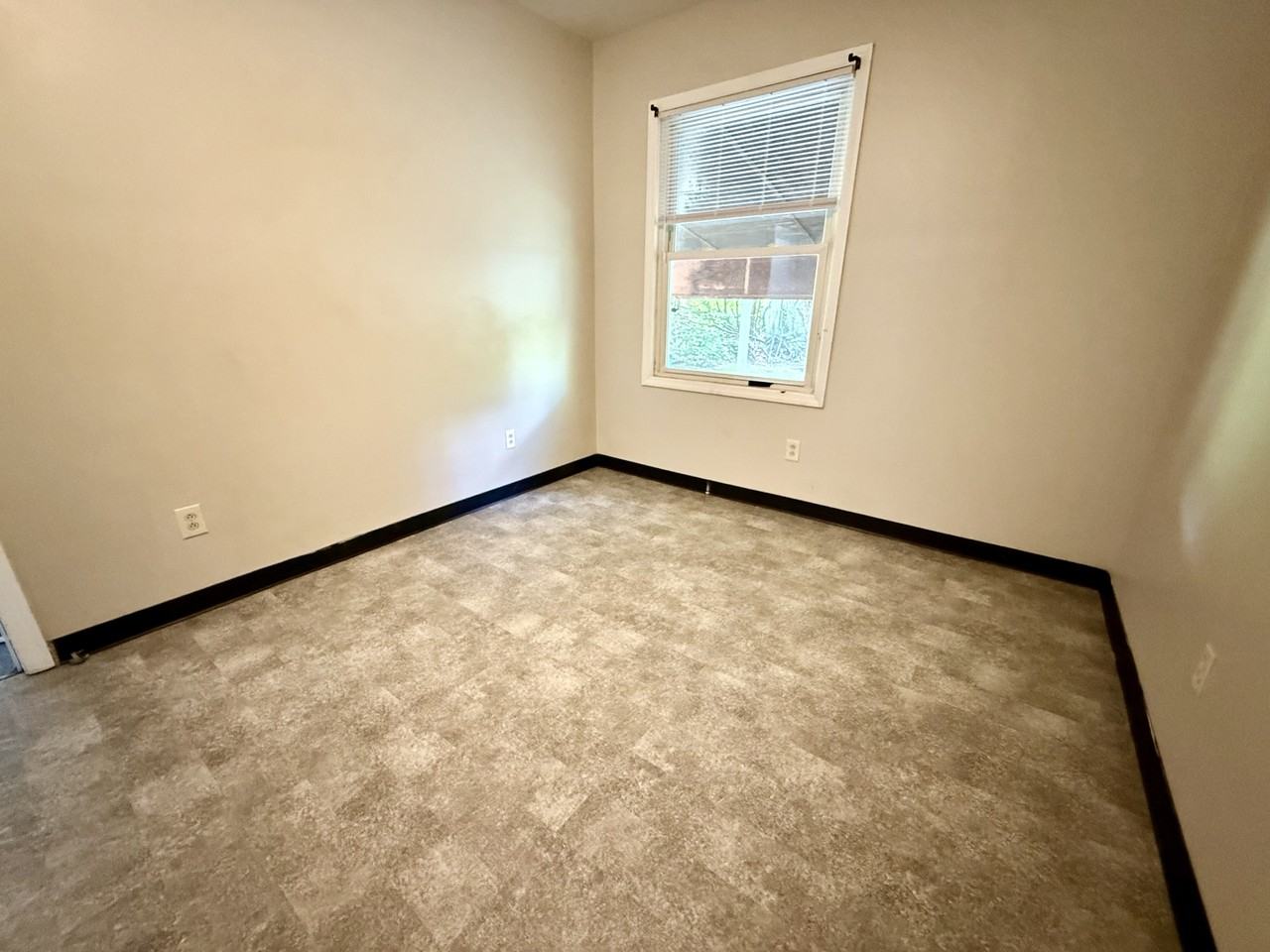 1127 Main St #1 - Photo 7 of 12