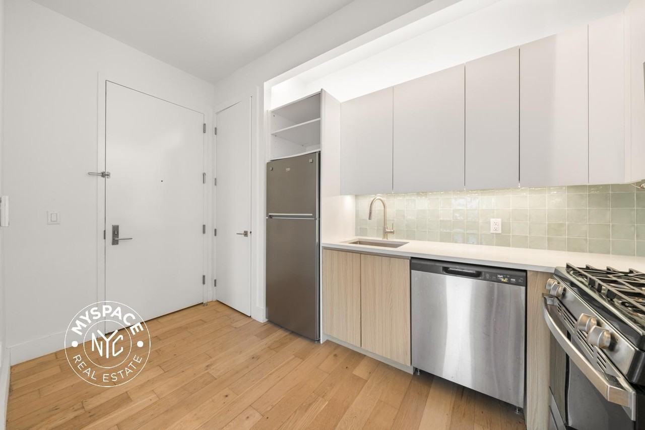 58 Vanderbilt Ave #8K - Photo 5 of 32