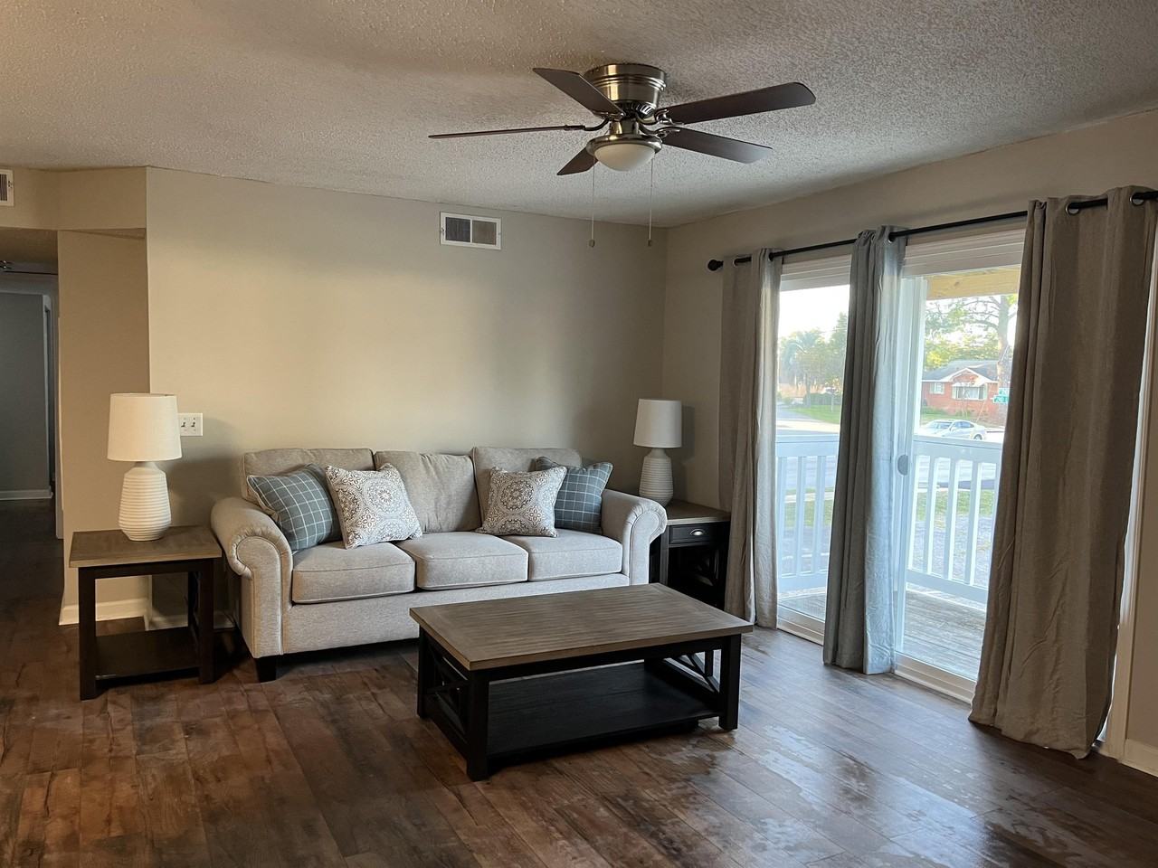 403 S Thomas Rd #J - Photo 3 of 12