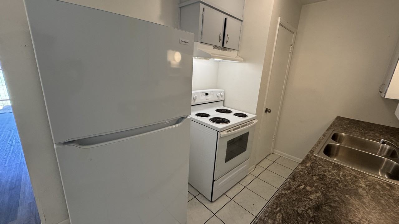 605 Sunset Ln #D - Photo 6 of 16