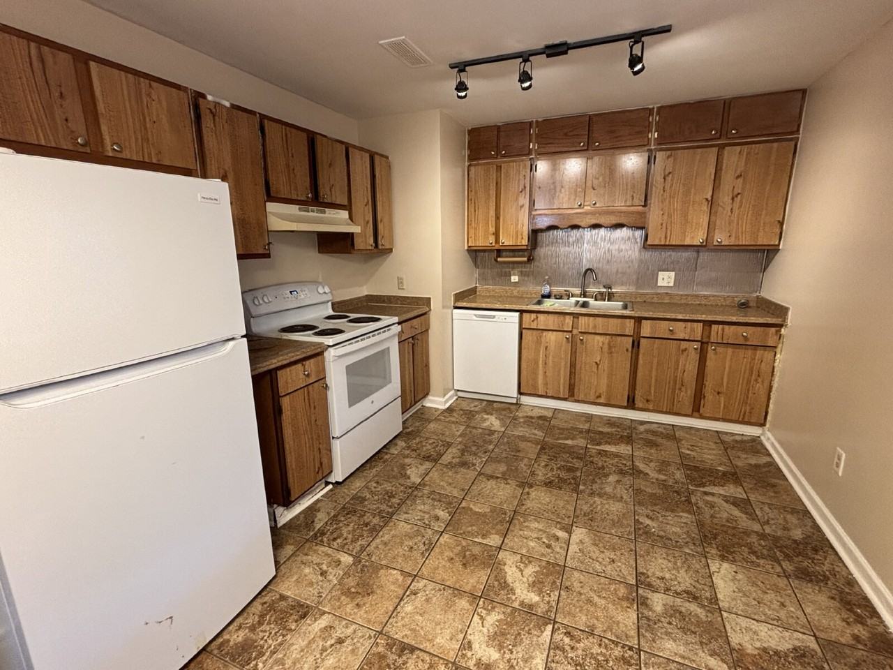 46 El Camino Dr - Photo 3 of 12