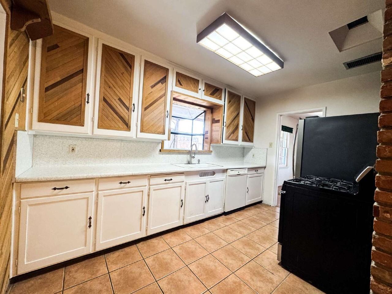 1109 S 8th Ave - Photo 7 of 33