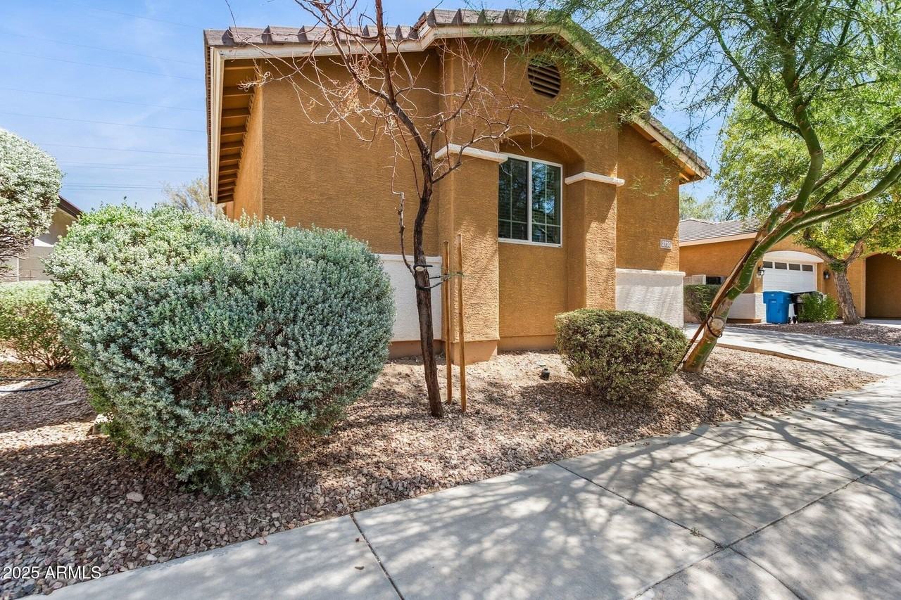 2730 E Ellis St - Photo 2 of 40