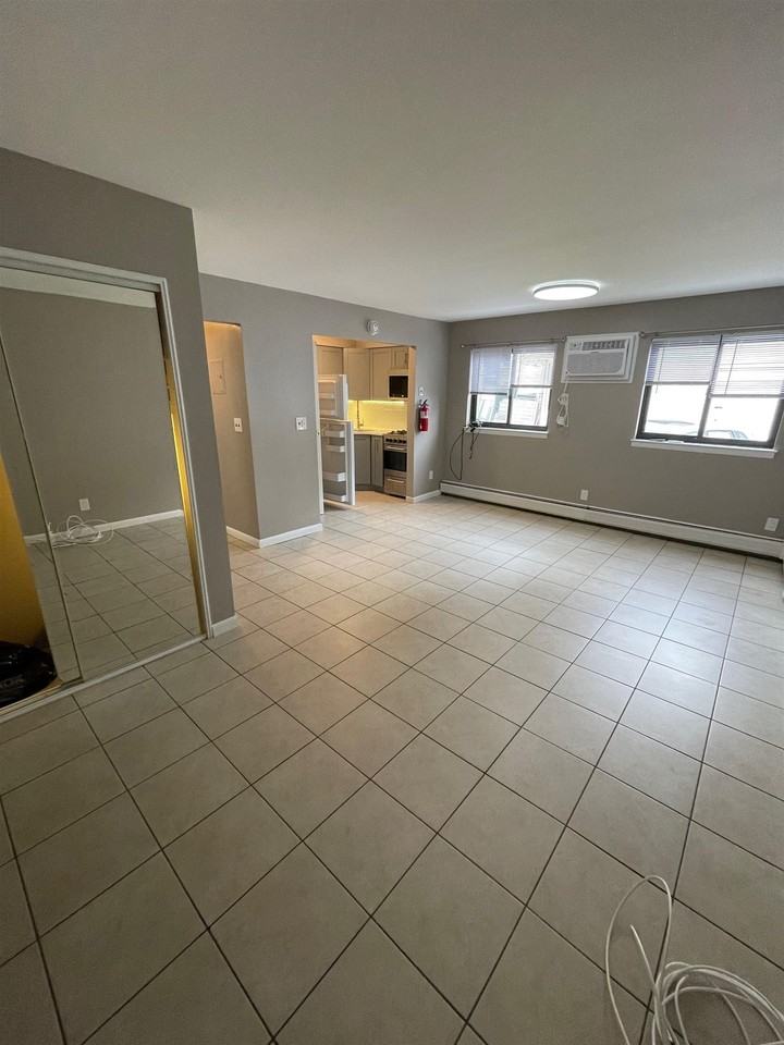 17 68th St #7 - Photo 6 of 15