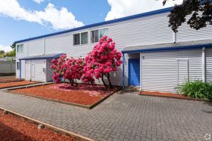 featured image of 13424 Ne Sandy Blvd