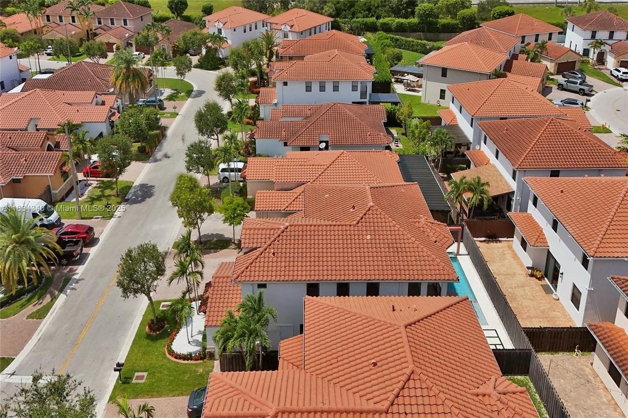 1007 Northwest 99th Court - Photo 5 of 50