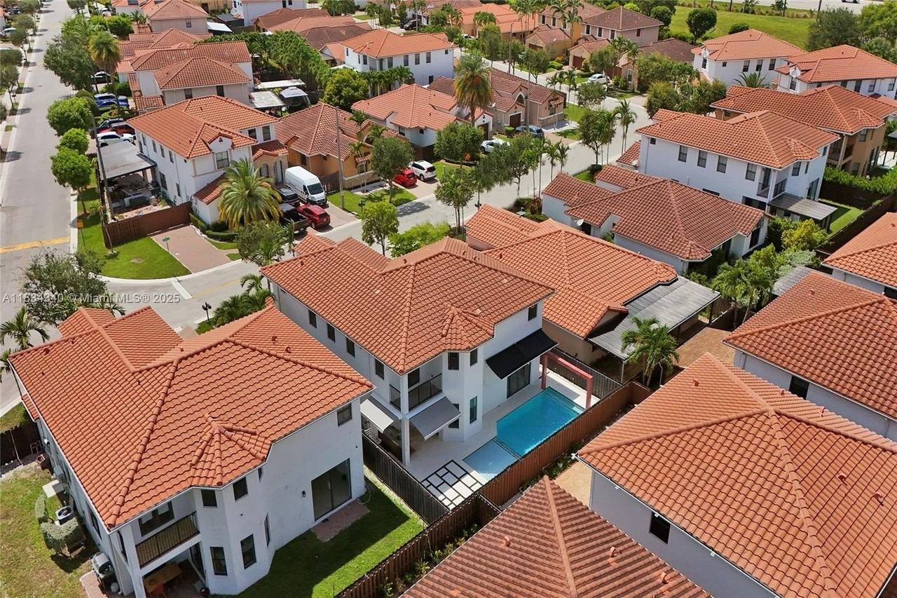 1007 Northwest 99th Court - Photo 6 of 50