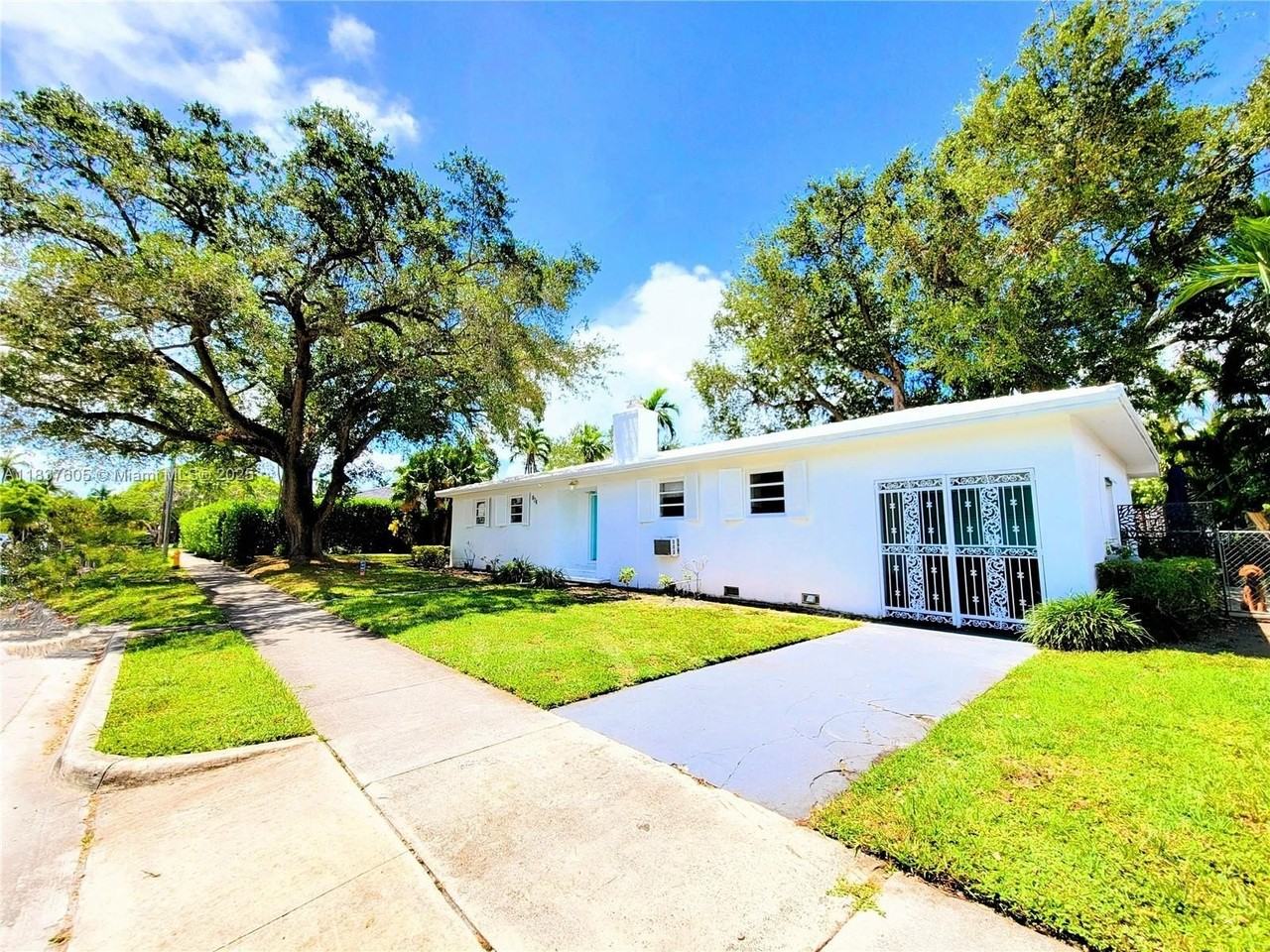 828 Ne 76th St - Photo 4 of 21