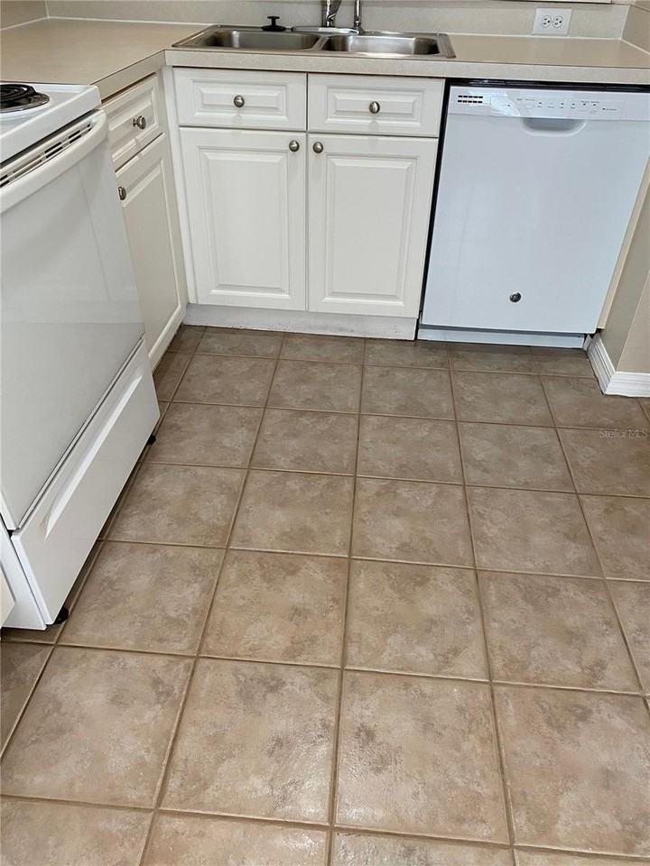 4107 Plantation Cove Drive - Photo 2 of 20