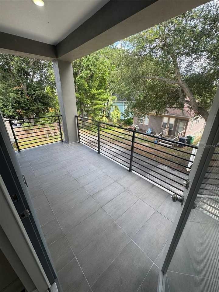 2138 W Beach St - Photo 2 of 13