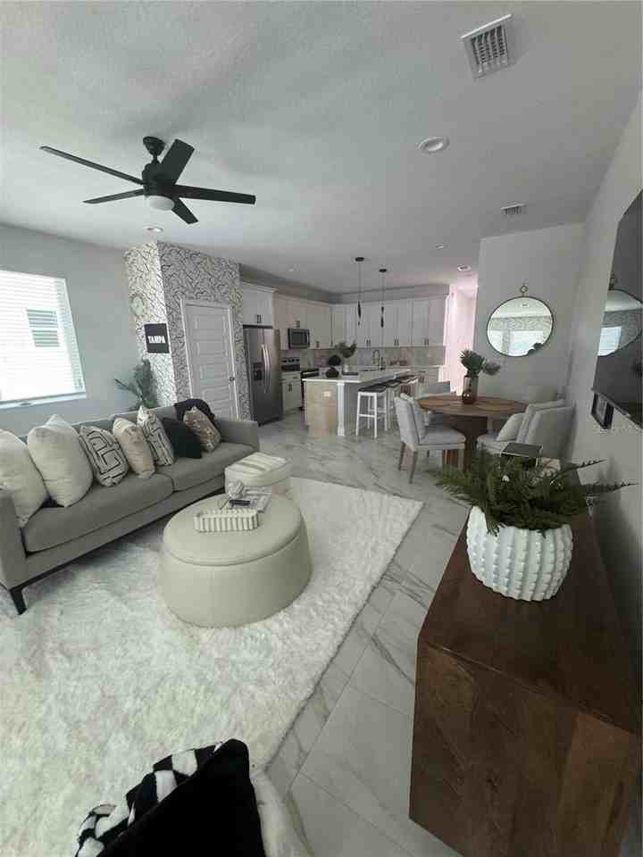 2138 W Beach St - Photo 4 of 13