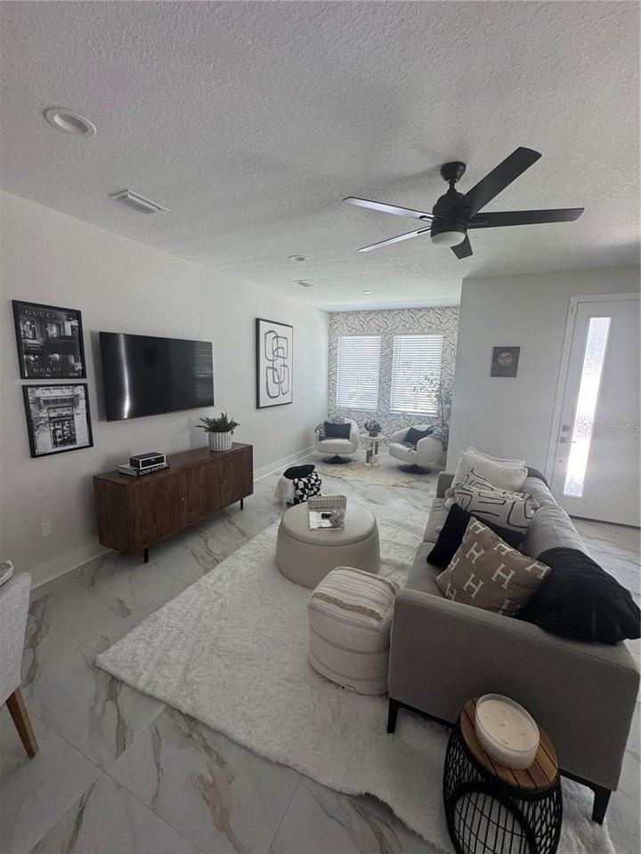 2138 W Beach St - Photo 5 of 13