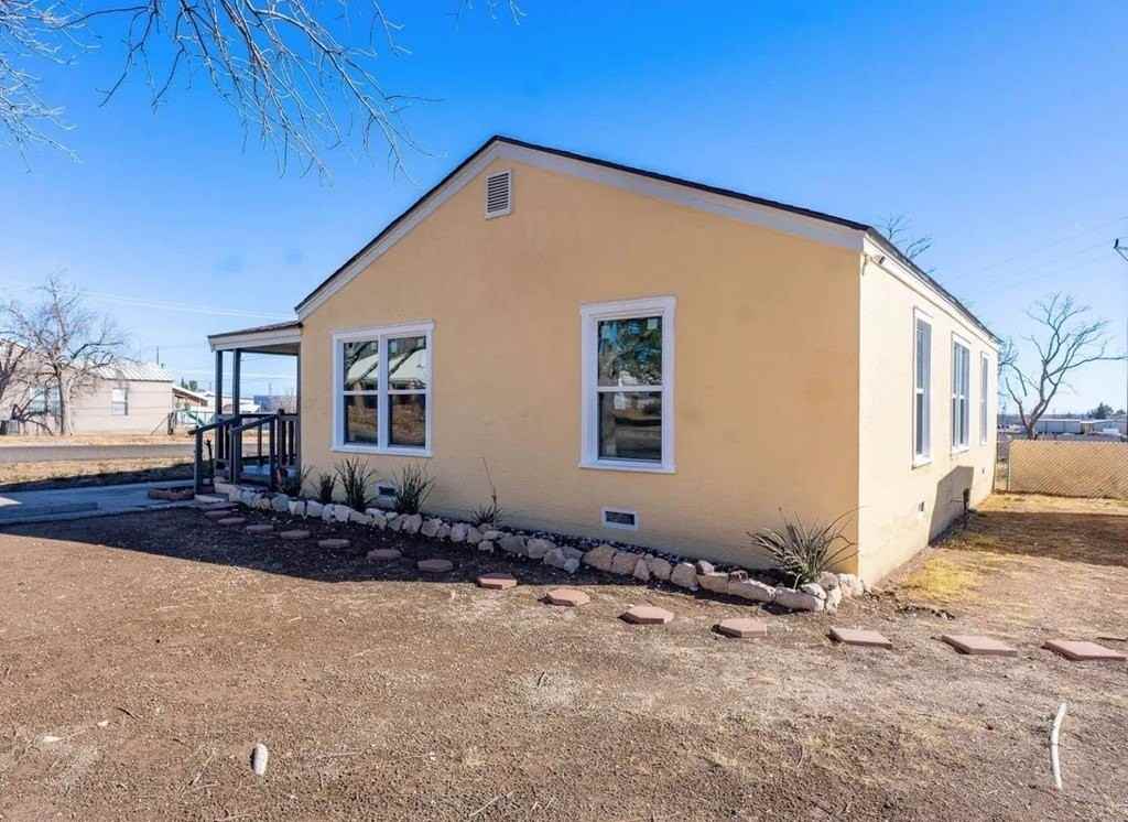 208 N Gillis St - Photo 4 of 14