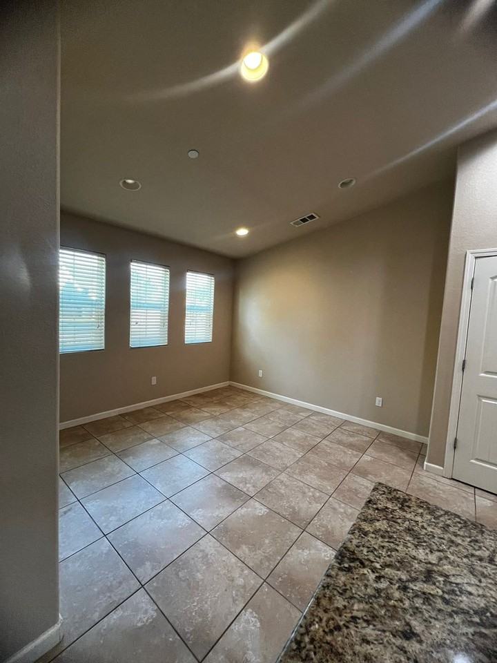 2526 Bell Port Ave - Photo 4 of 15