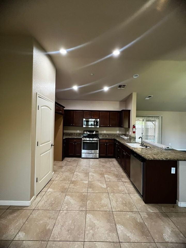 2526 Bell Port Ave - Photo 5 of 15