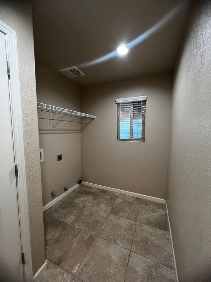 2526 Bell Port Ave - Photo 7 of 15