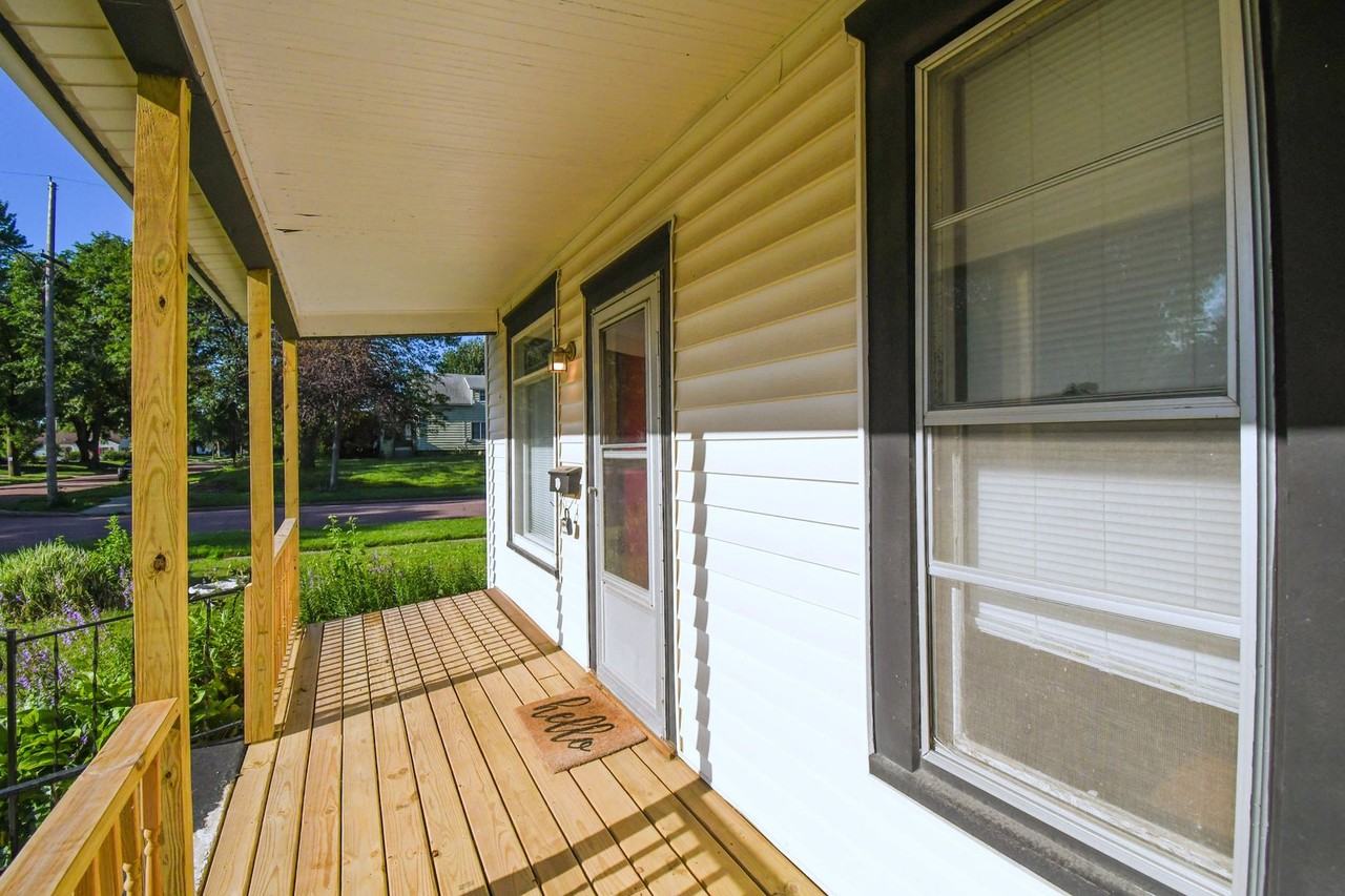 1515 S Duluth Ave - Photo 3 of 43