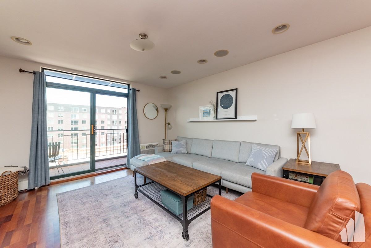 3900 N Pine Grove Ave #802