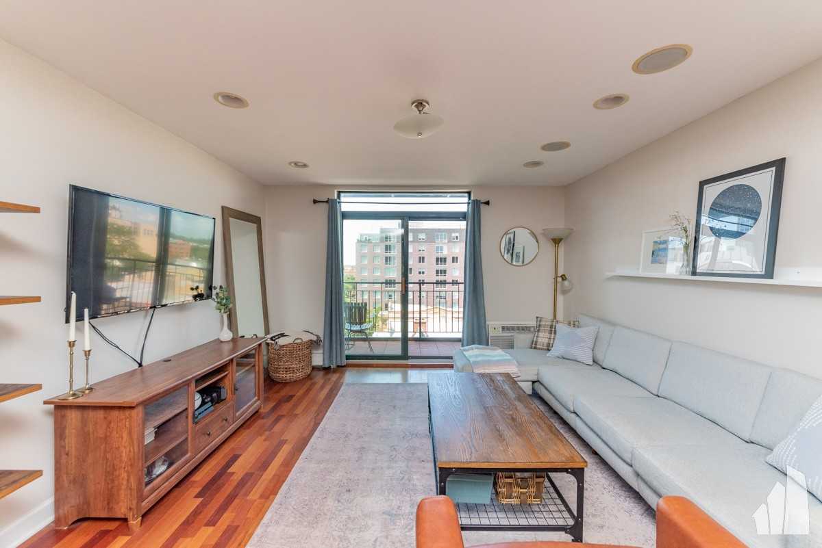 3900 N Pine Grove Ave #802 - Photo 2 of 10