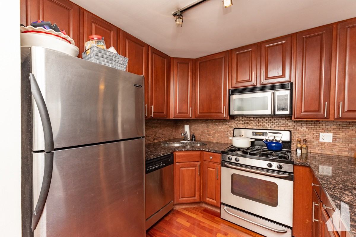 3900 N Pine Grove Ave #802 - Photo 3 of 10